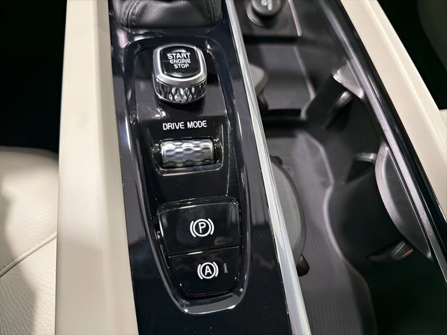 Used 2021 Volvo XC60 T5 Momentum w/ Premium Package image 23