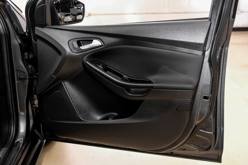 Used 2018 Ford Focus SE w/ SE Appearance Package FWD image 47