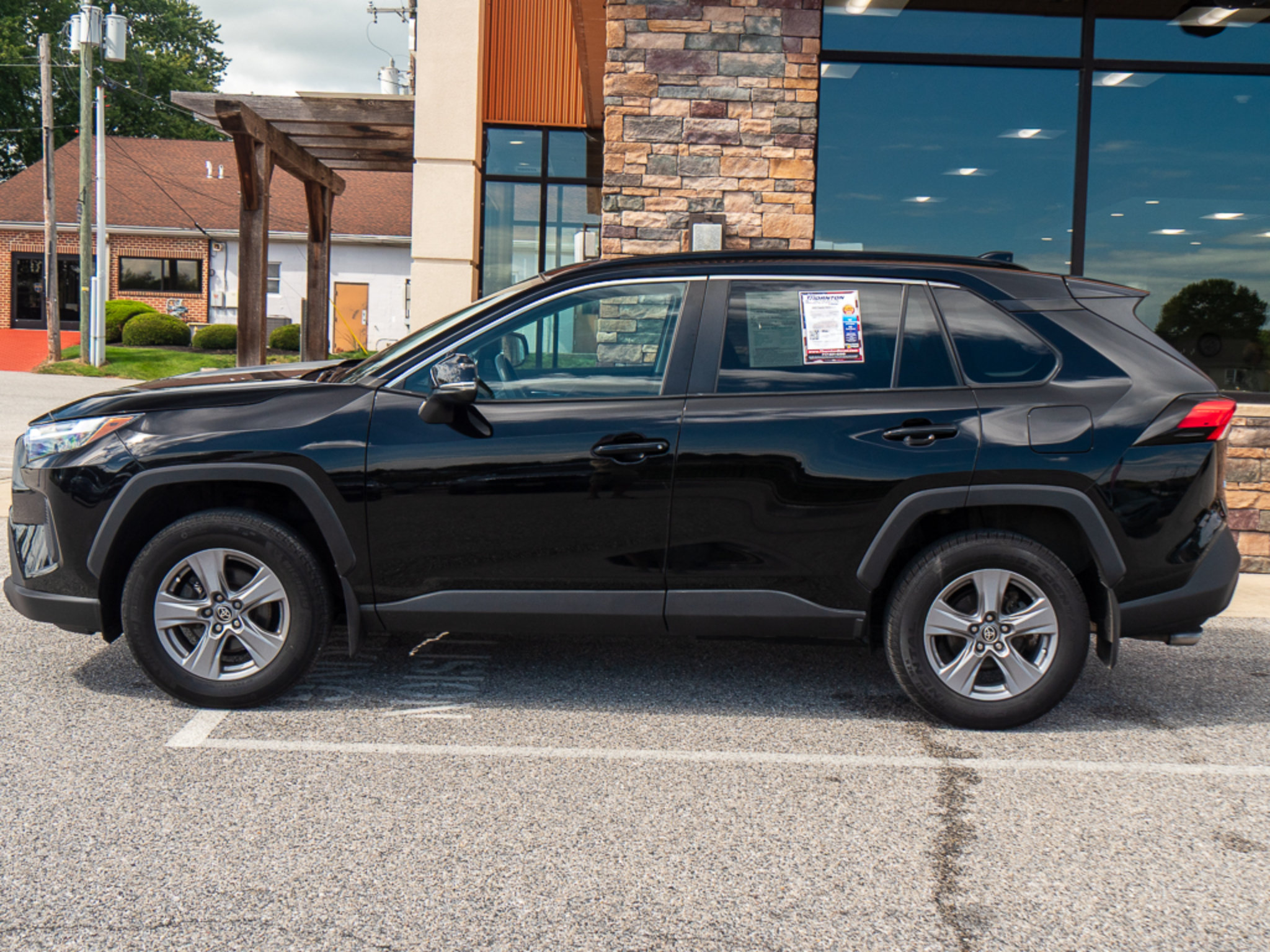 Used 2022 Toyota RAV4 XLE w/ Convenience Package AWD/4WD image 6