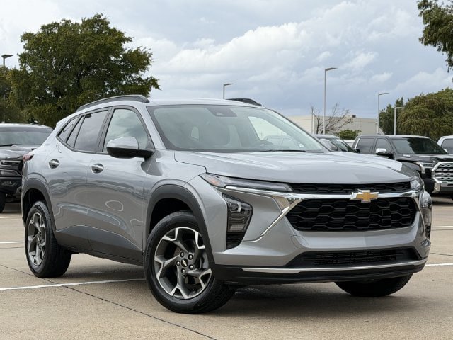 Used 2025 Chevrolet Trax LT w/ LT Convenience Package FWD image 2