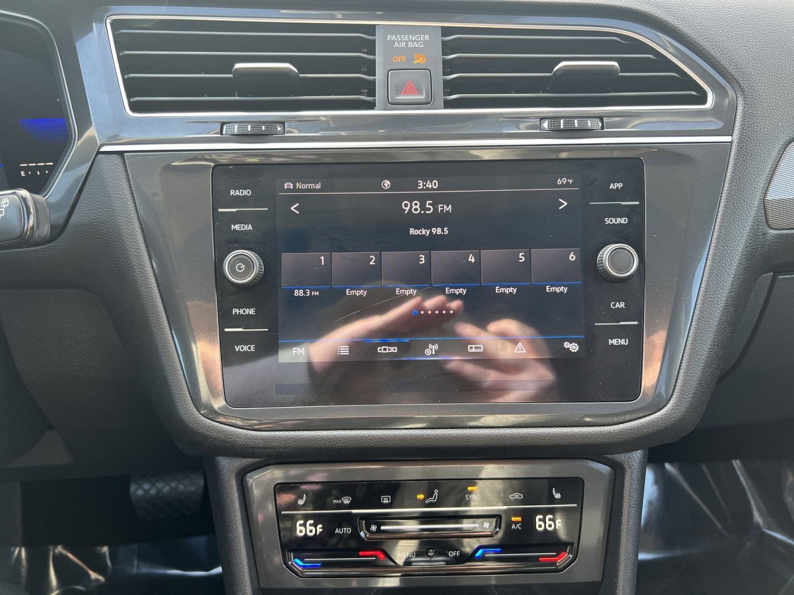 Used 2023 Volkswagen Tiguan SE image 18