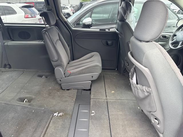 Used 2005 Chrysler Town & Country LX w/ Popular Equipment Group II FWD image 10