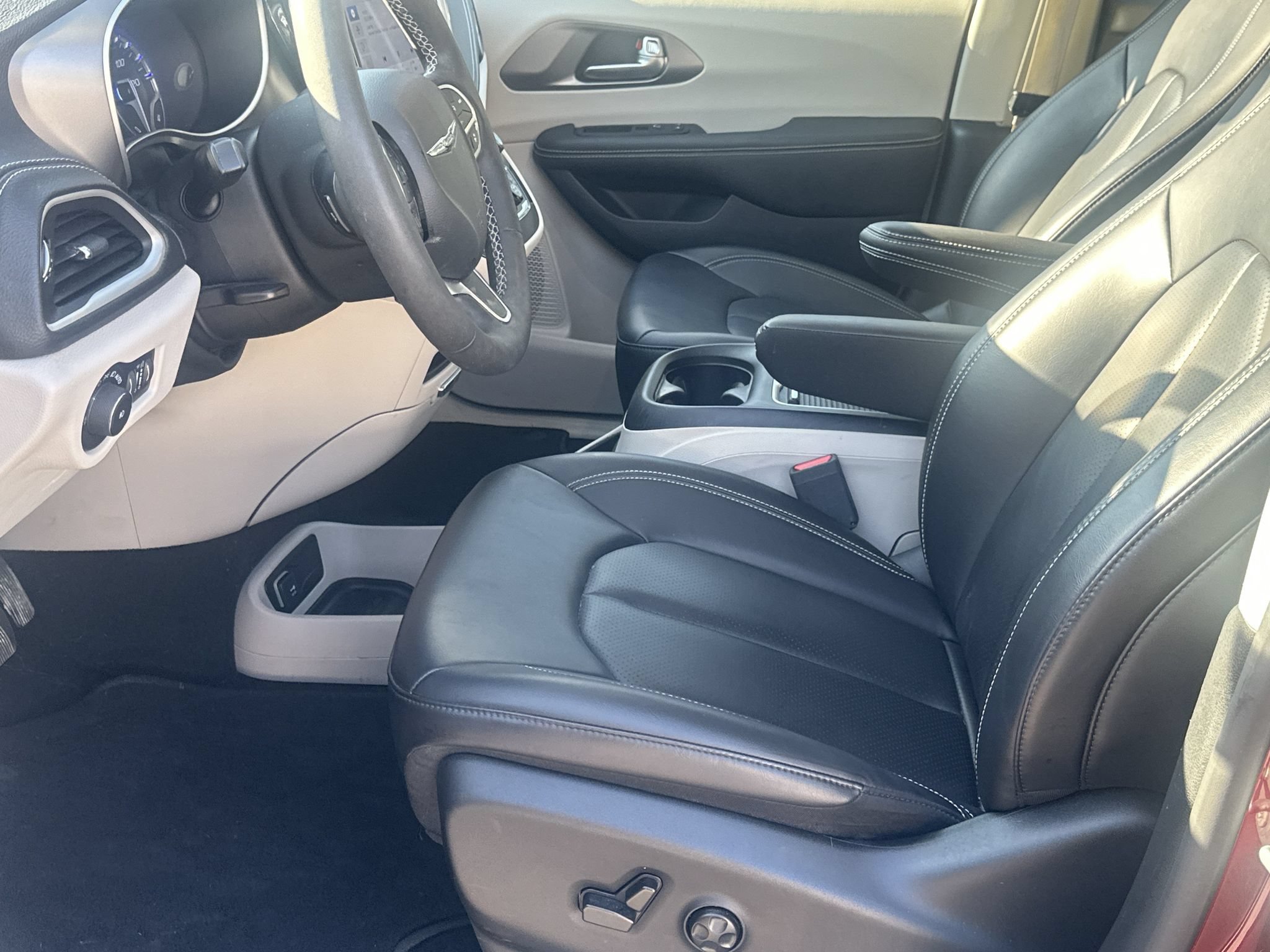 Used 2023 Chrysler Pacifica Touring-L FWD image 9