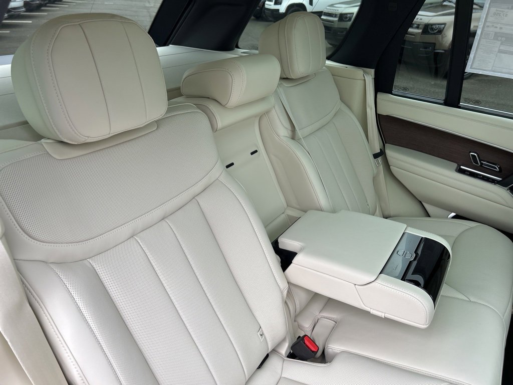 New 2025 Land Rover Range Rover SE image 18