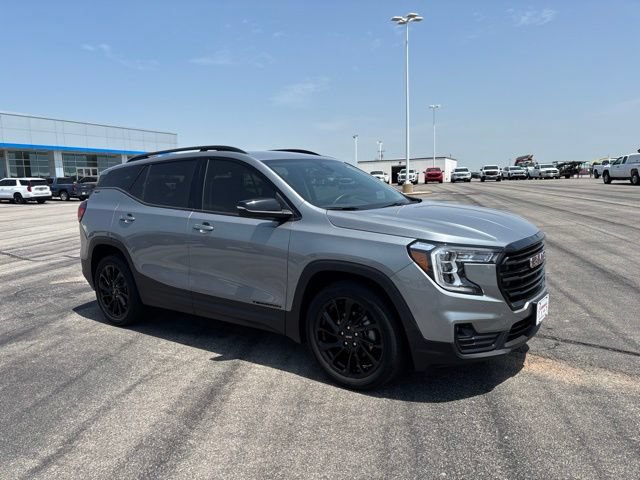 Used 2024 GMC Terrain SLT w/ Tech Package FWD image 3