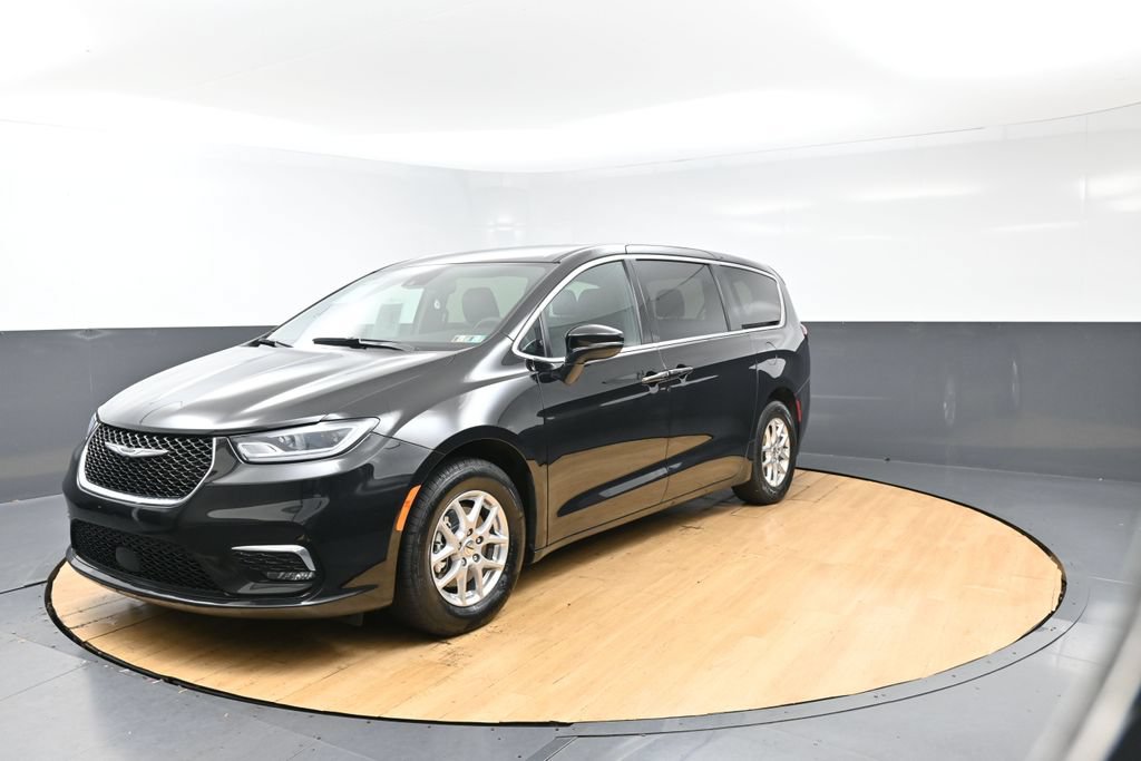 Used 2025 Chrysler Pacifica Select FWD image 6