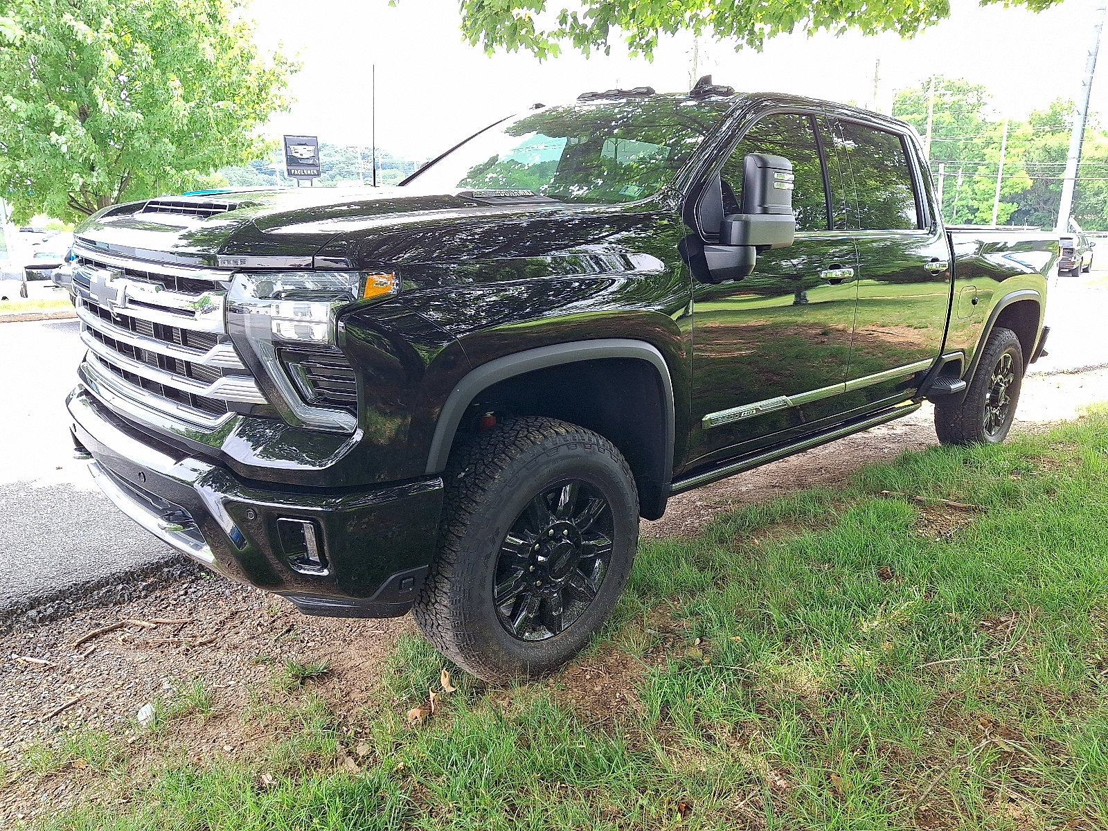 Used 2025 Chevrolet Silverado 2500 High Country w/ High Country Premium Package AWD/4WD image 3