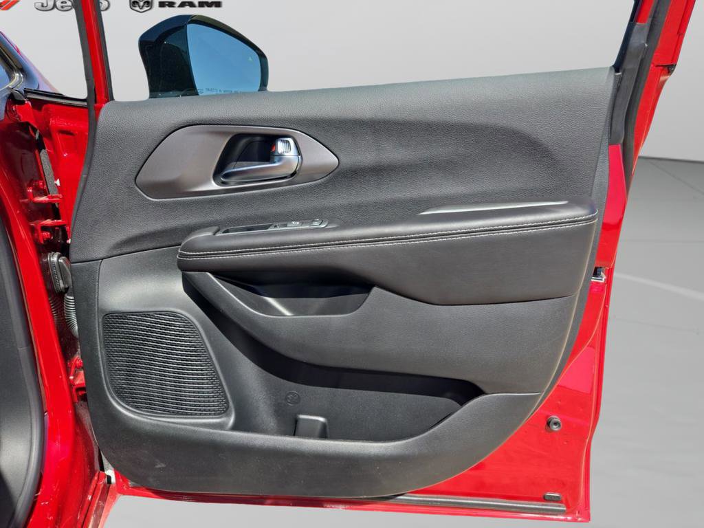 New 2026 Chrysler Pacifica Select w/ S Appearance Package FWD image 31