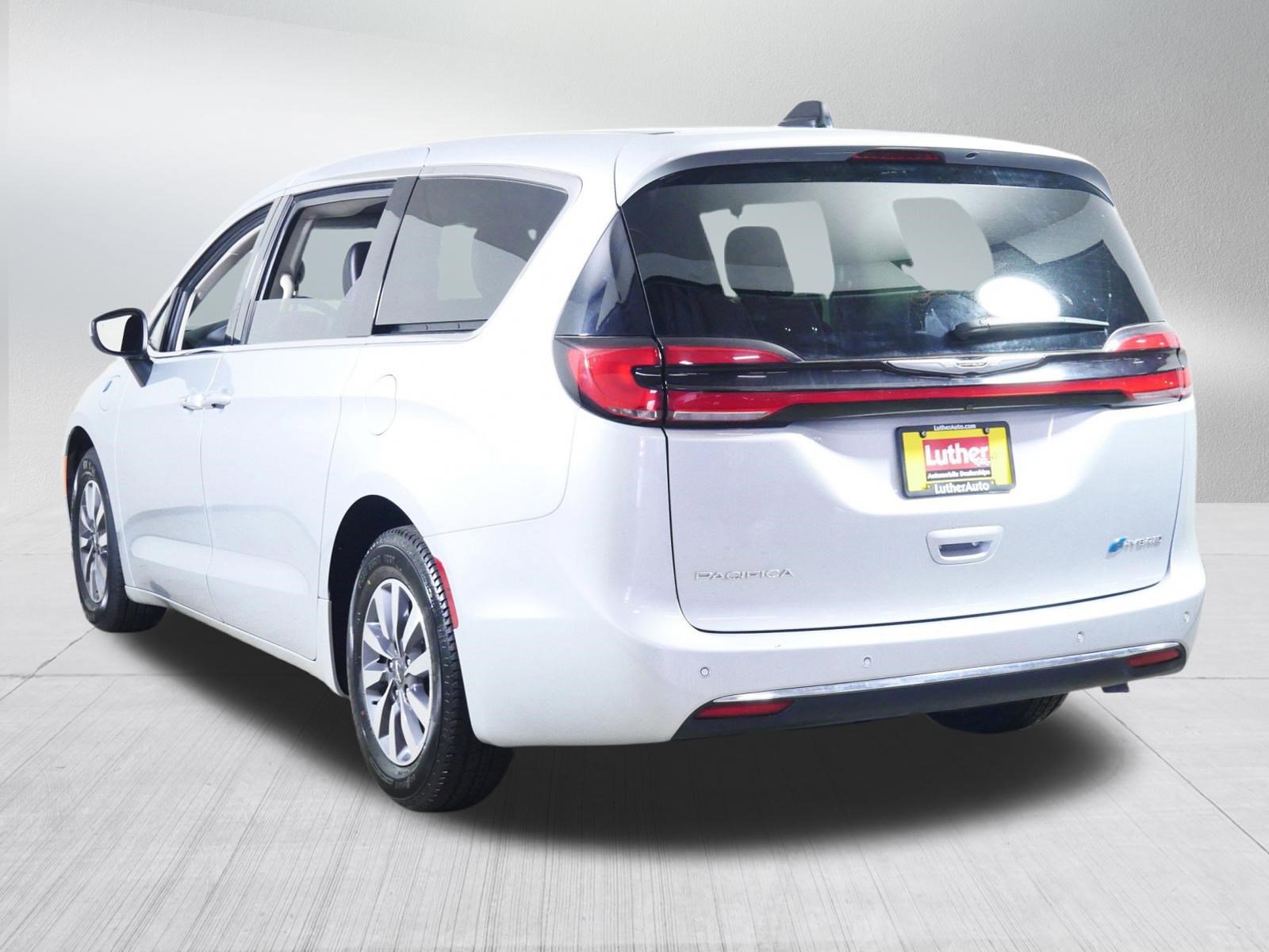 Used 2023 Chrysler Pacifica Touring-L FWD image 5