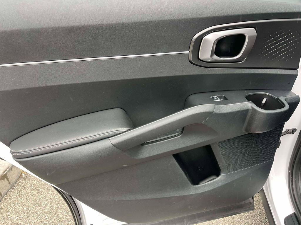 Used 2025 Kia Sorento LX FWD image 5