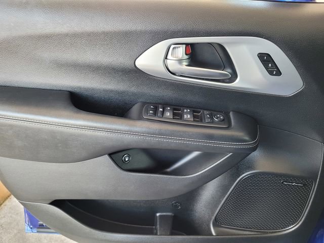 Used 2019 Chrysler Pacifica Limited w/ Advanced Safetytec Group FWD image 18