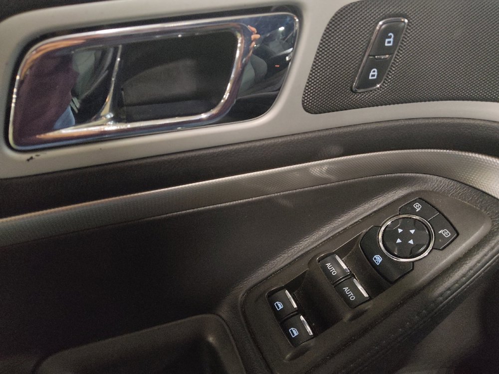 Used 2015 Ford Explorer XLT image 27
