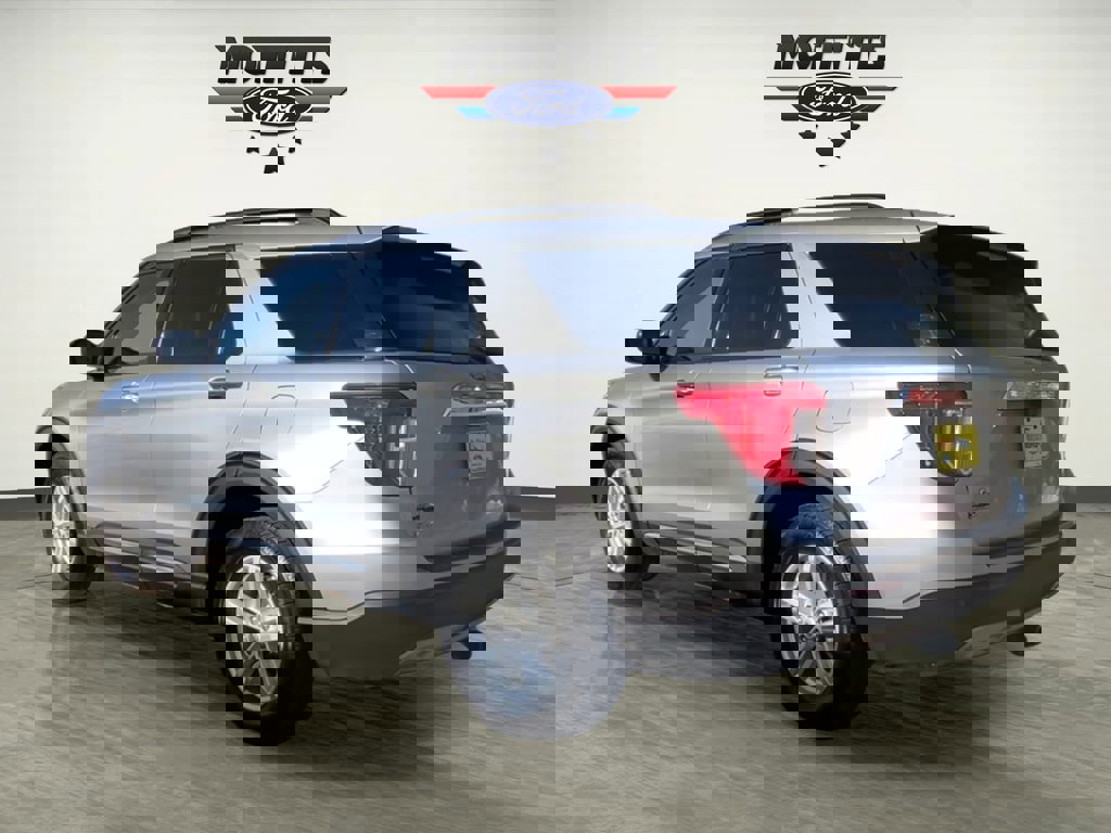 Used 2020 Ford Explorer XLT w/ Equipment Group 202A image 3