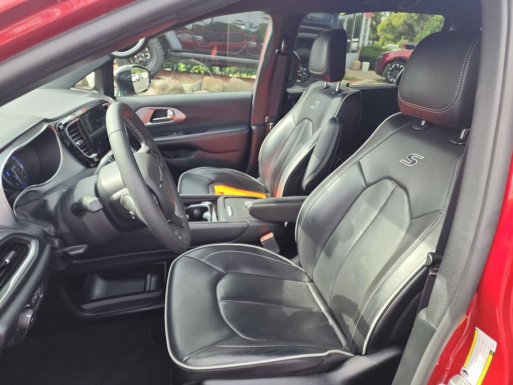 Used 2025 Chrysler Pacifica Limited FWD image 6