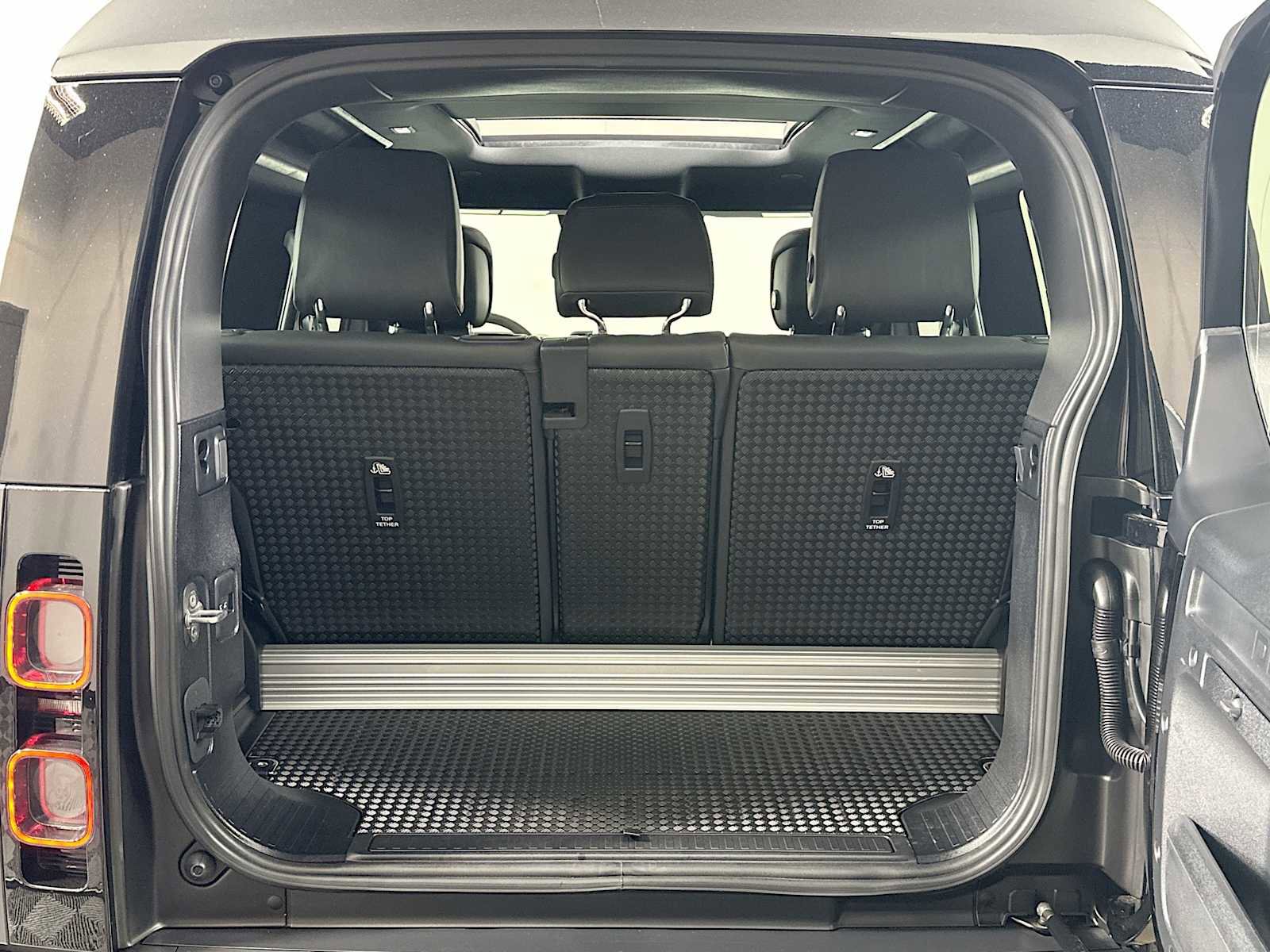 Used 2024 Land Rover Defender 90 Carpathian Edition image 26
