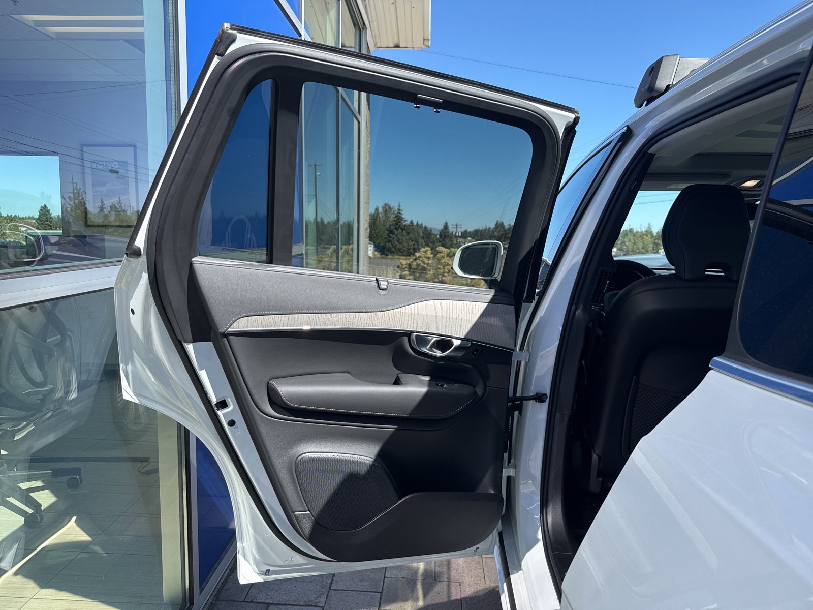 Used 2025 Volvo XC90 T8 Ultra w/ Protection Package Premier image 11