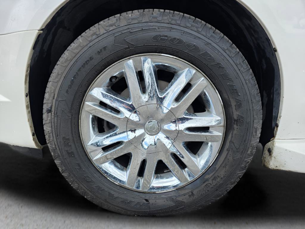 Used 2009 Chrysler Town & Country Limited w/ Entertainment Group #3 FWD image 11