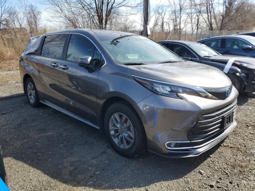 Used 2024 Toyota Sienna XLE image 1