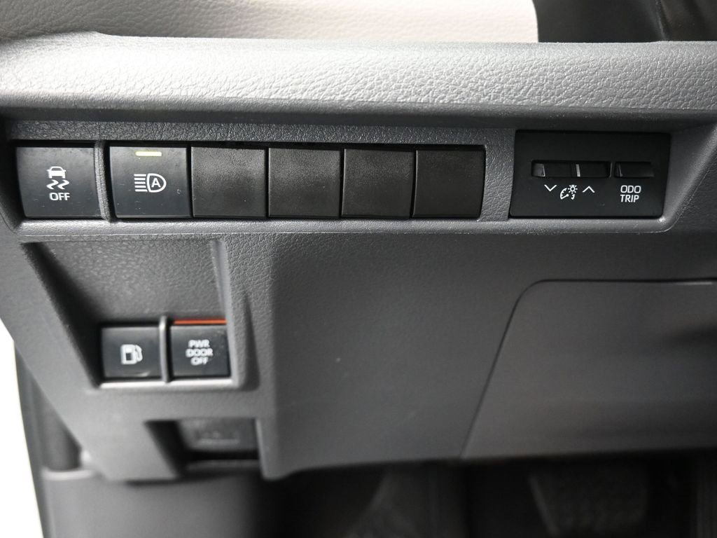 Used 2021 Toyota Sienna LE image 25