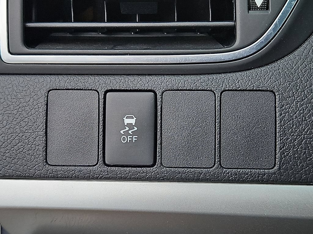 Used 2017 Toyota Camry SE w/ Moonroof Package FWD image 24