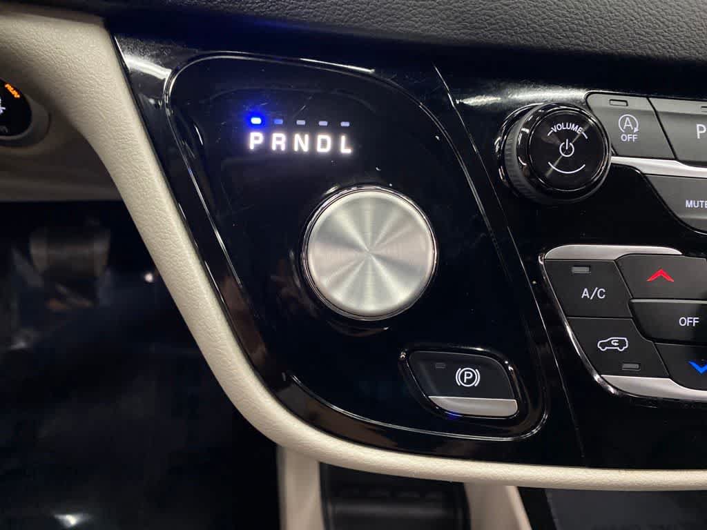 Used 2024 Chrysler Pacifica Touring-L FWD image 26