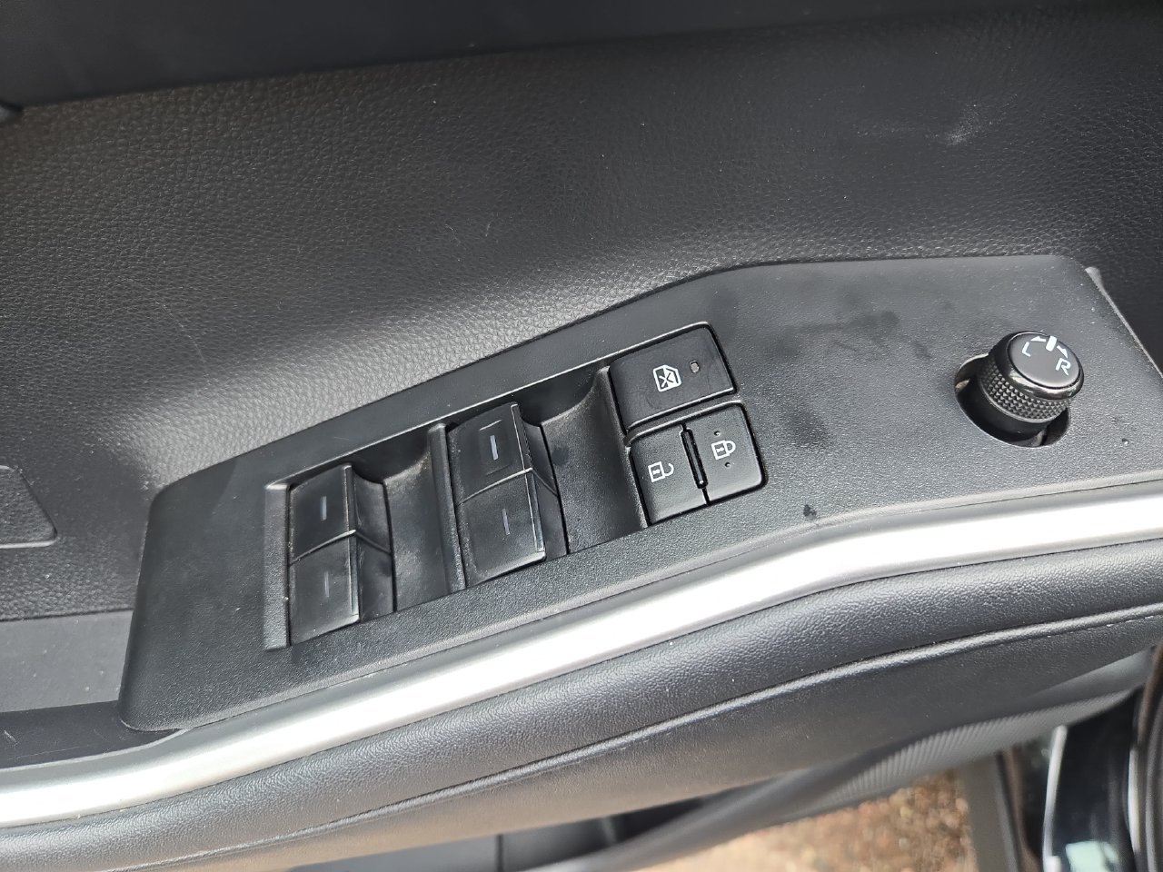 Used 2022 Toyota Highlander XLE AWD/4WD image 19