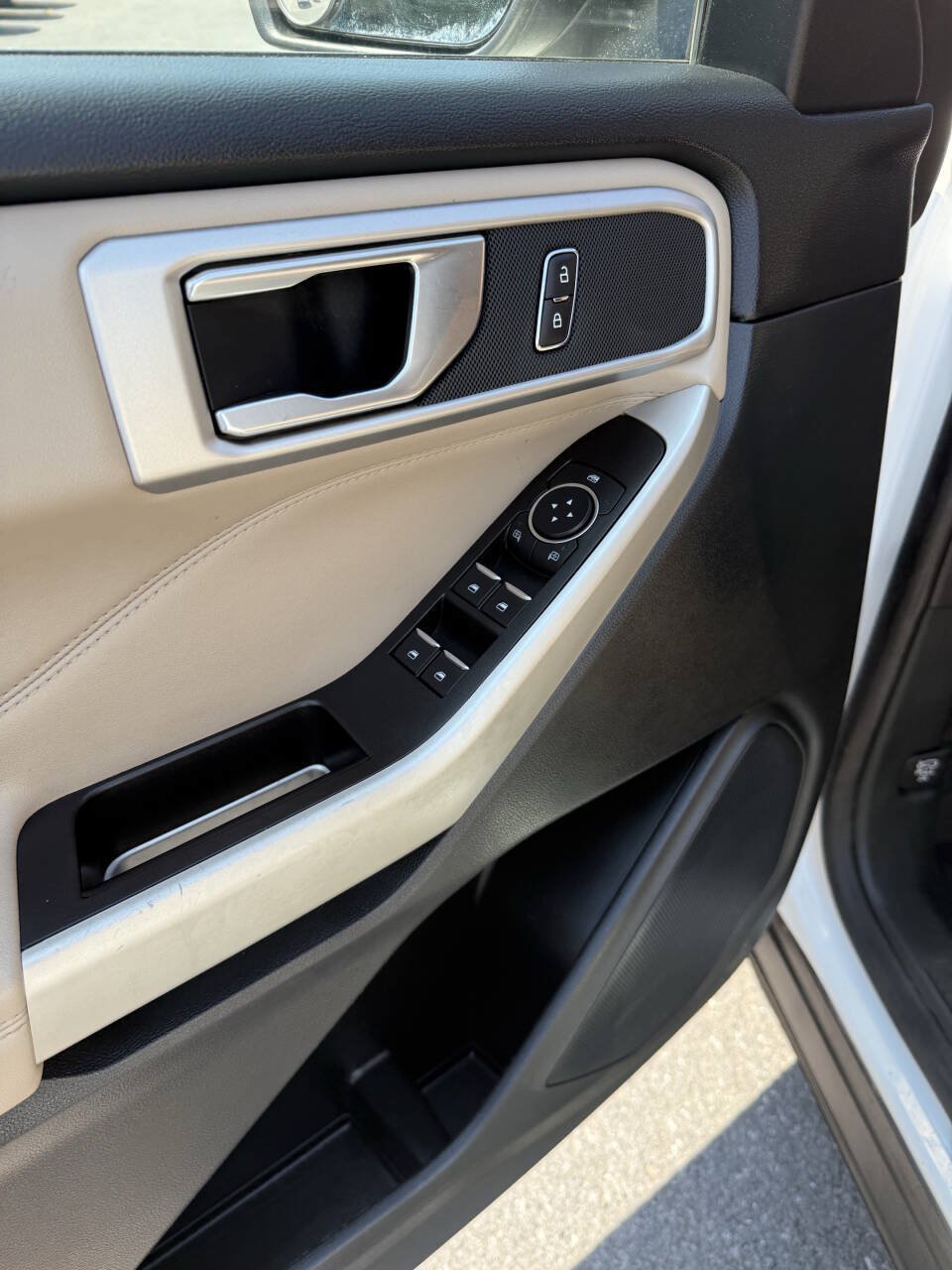 Used 2020 Ford Explorer XLT w/ Equipment Group 202A AWD/4WD image 11
