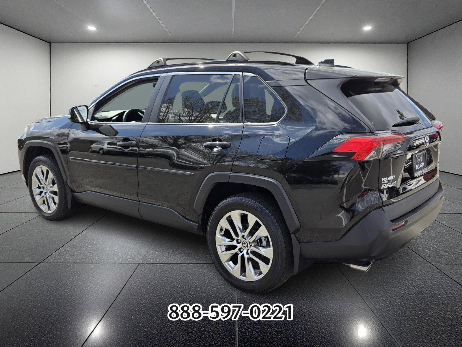Used 2021 Toyota RAV4 XLE Premium image 3