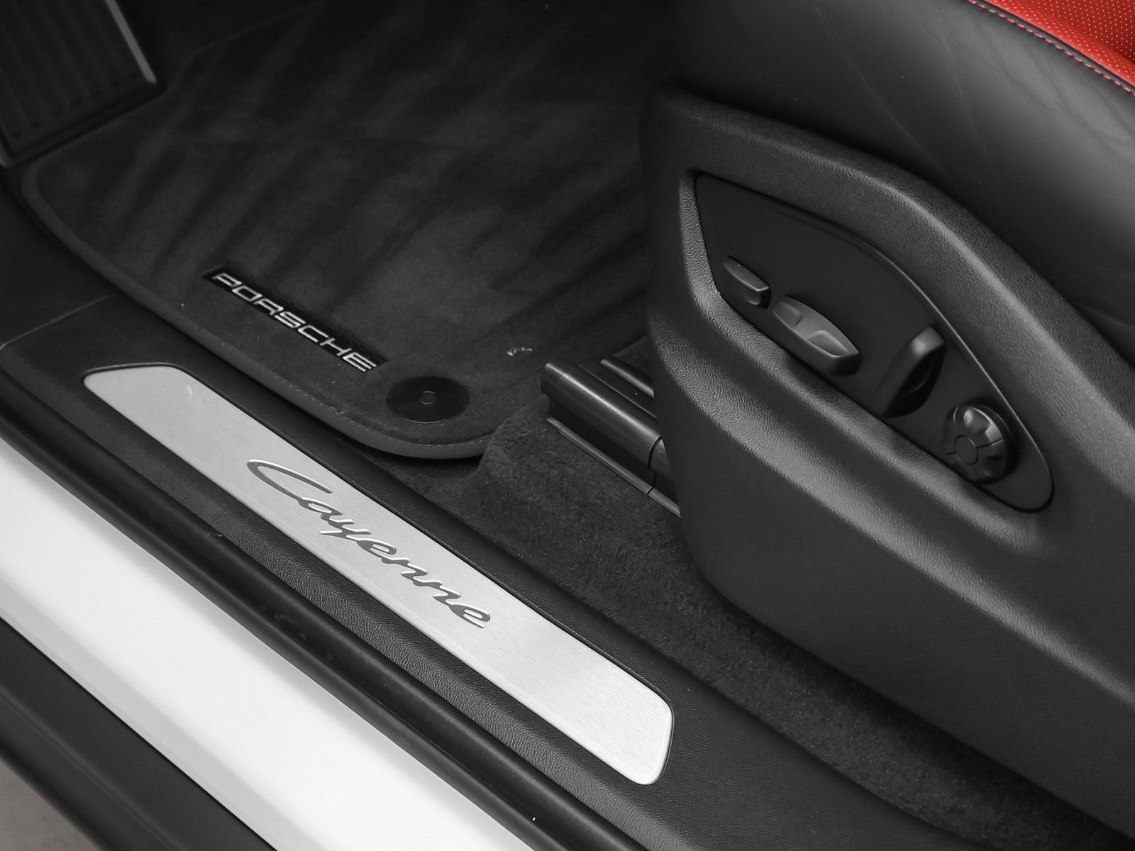 Certified 2025 Porsche Cayenne Coupe AWD/4WD image 27