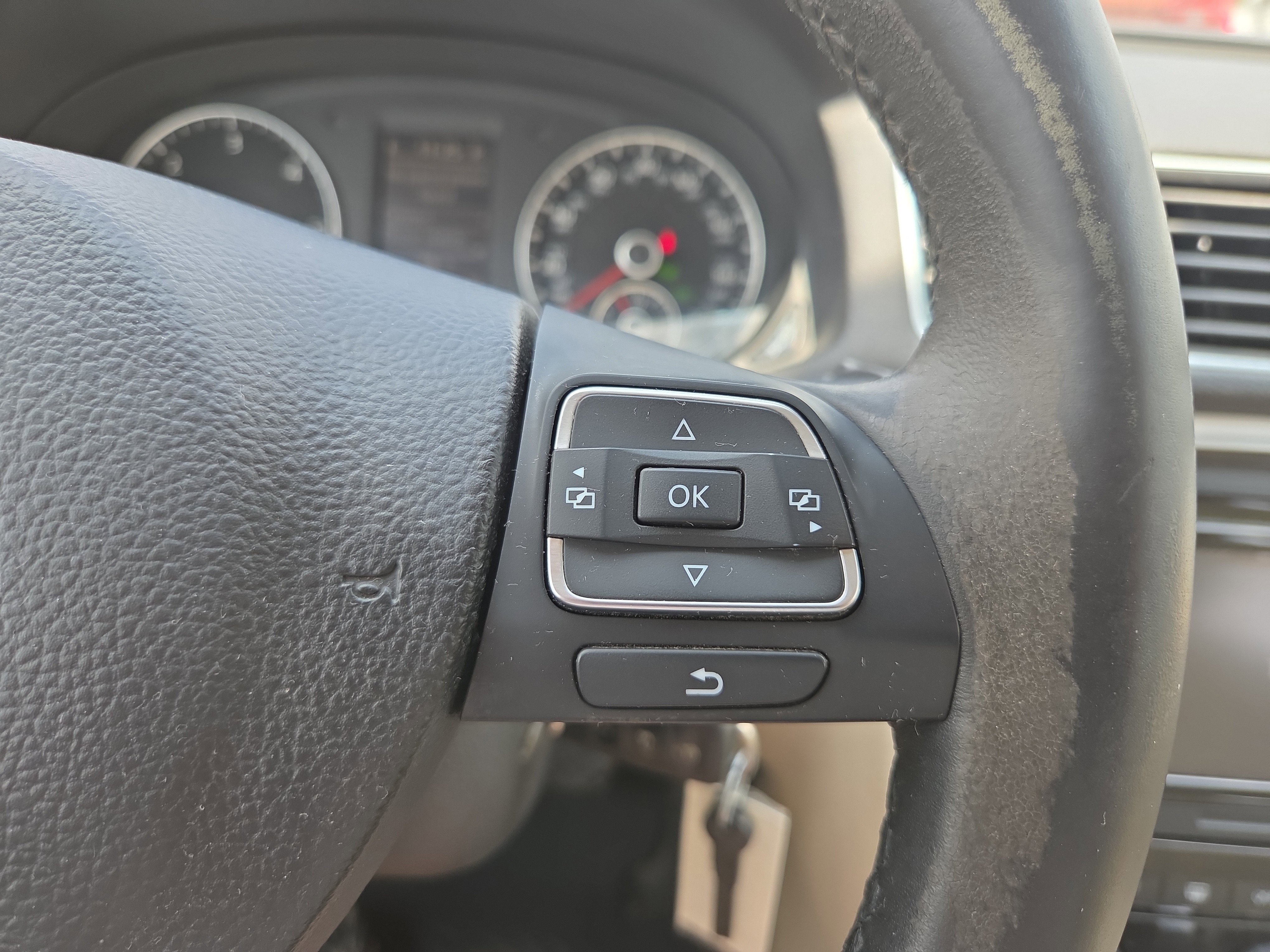 Used 2013 Volkswagen Passat TDI SE image 17