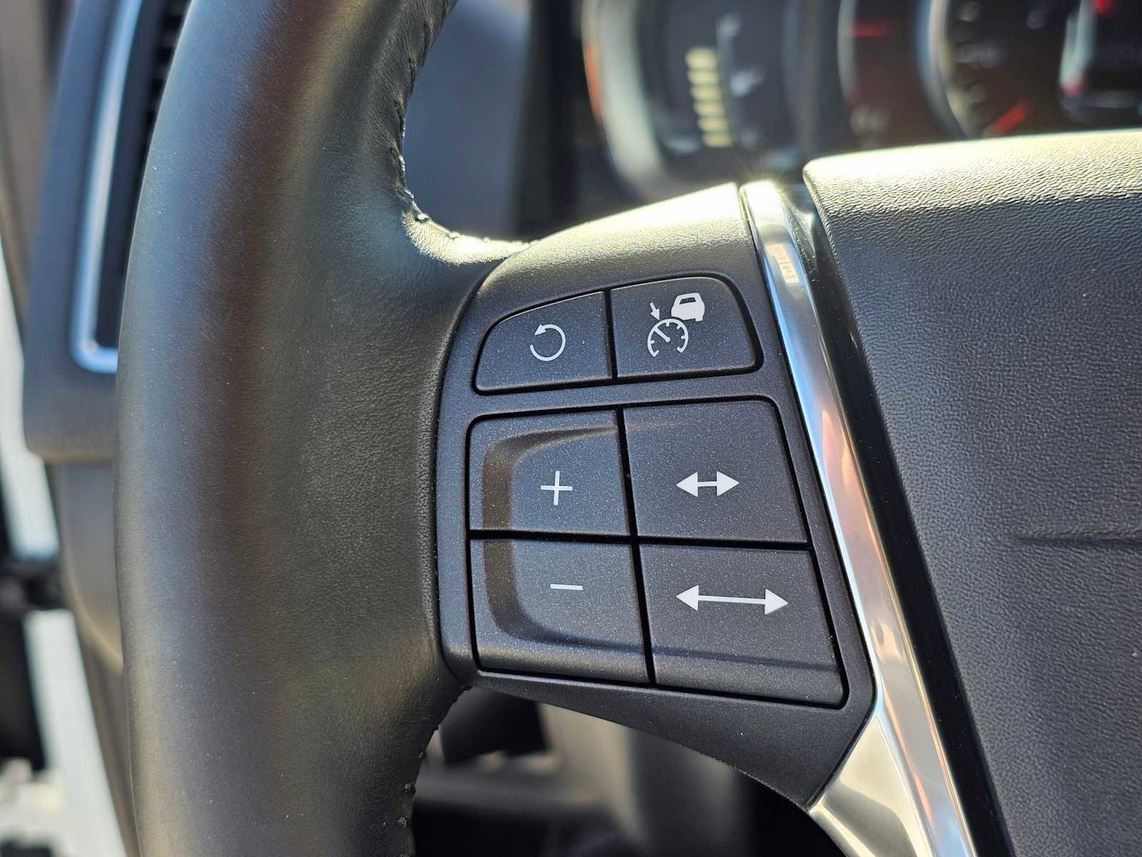 Used 2016 Volvo XC60 T6 Platinum w/ Climate Package image 24