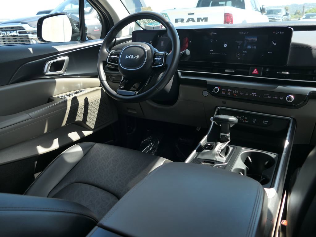 Used 2025 Kia Carnival image 25