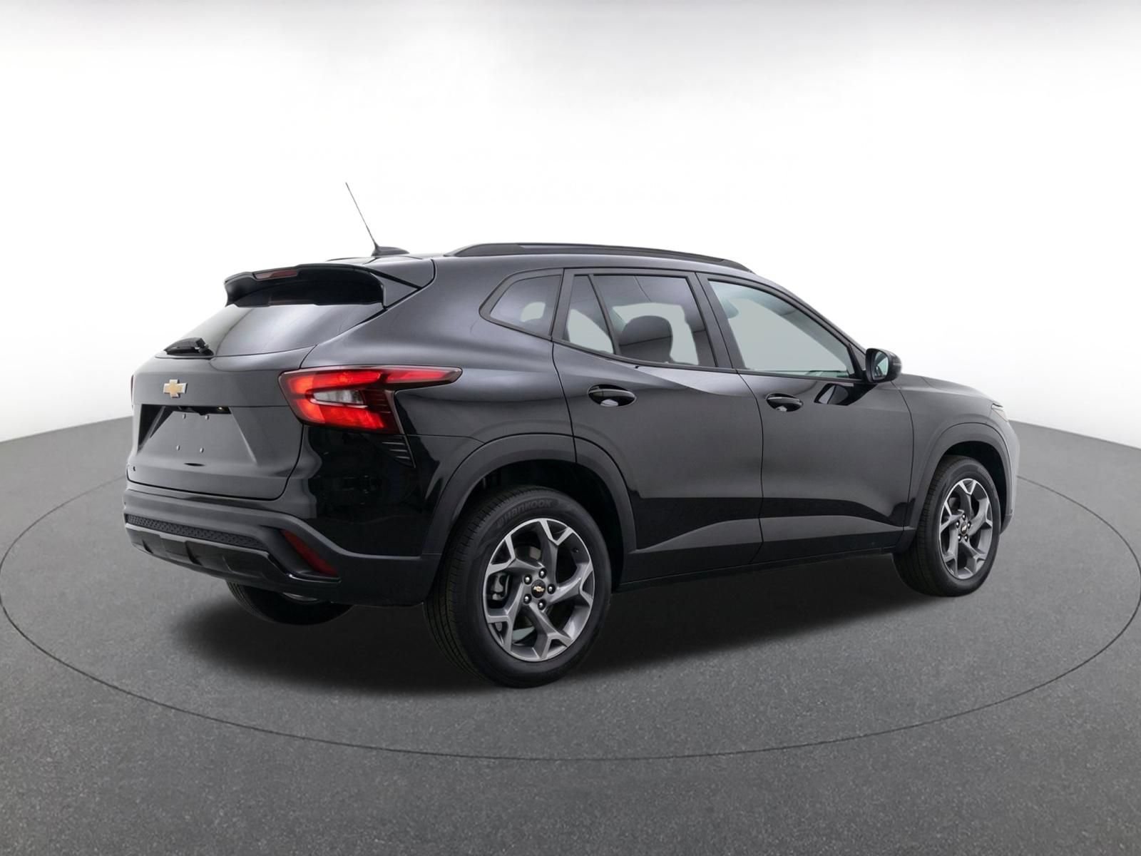Used 2025 Chevrolet Trax LT w/ LT Convenience Package FWD image 9