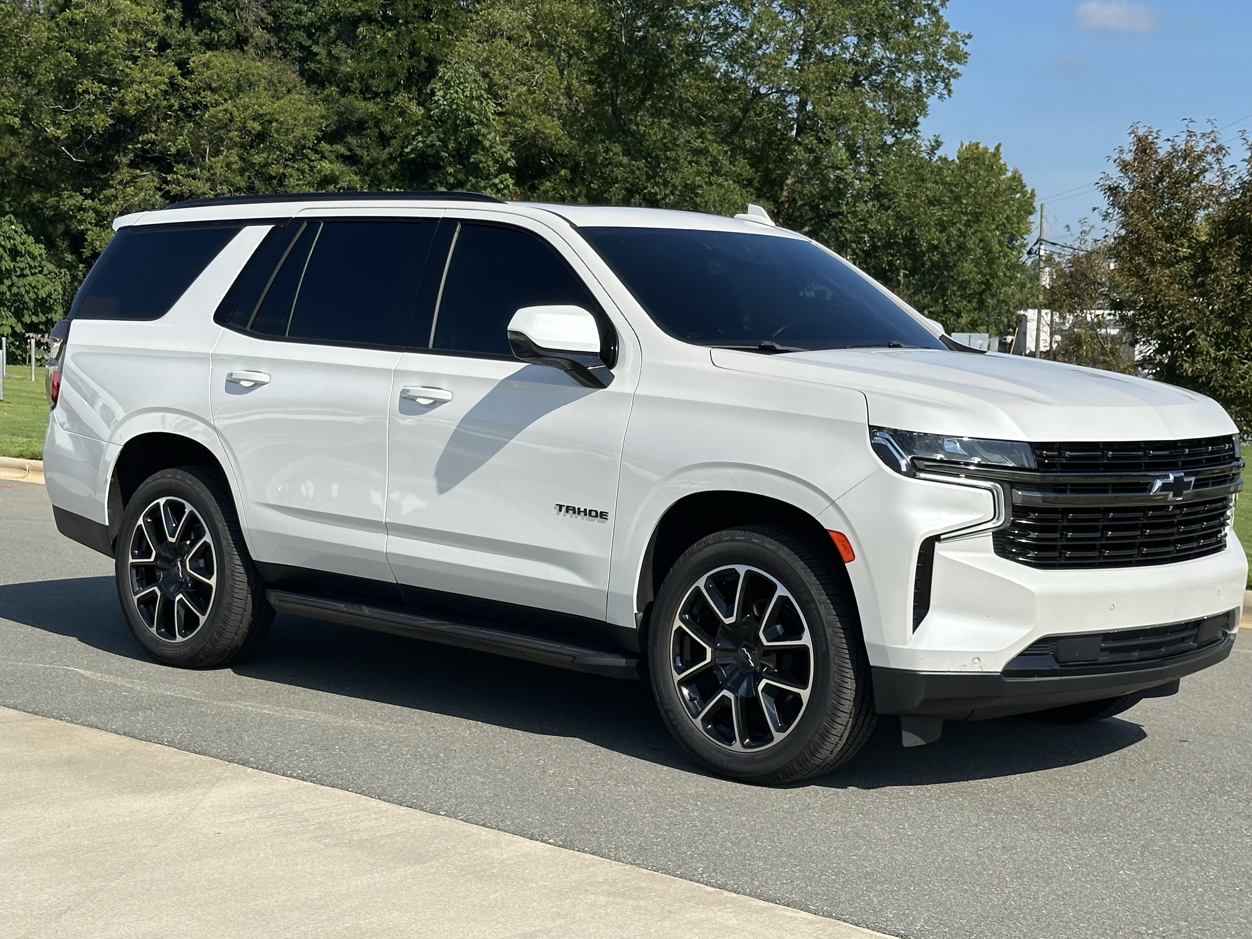 Used 2022 Chevrolet Tahoe RST w/ Luxury Package AWD/4WD image 2