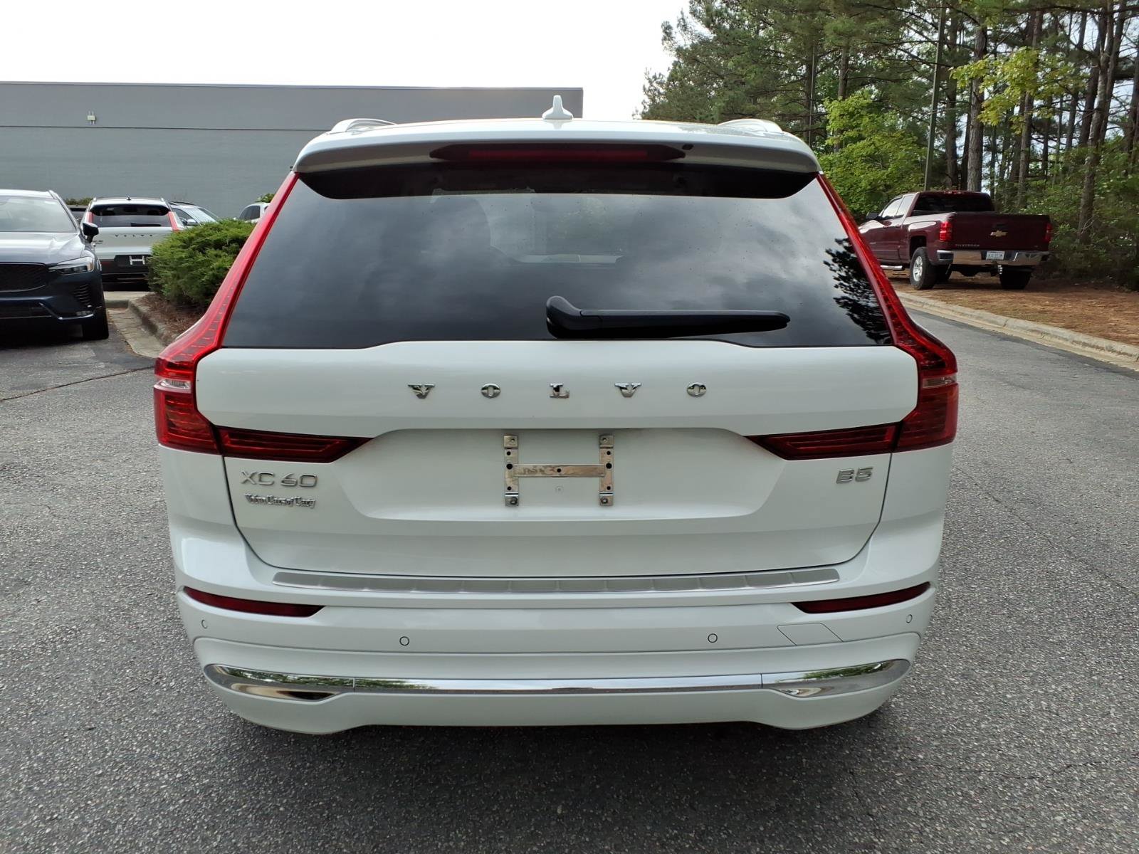 Certified 2023 Volvo XC60 B5 Ultimate w/ Climate Package FWD image 4
