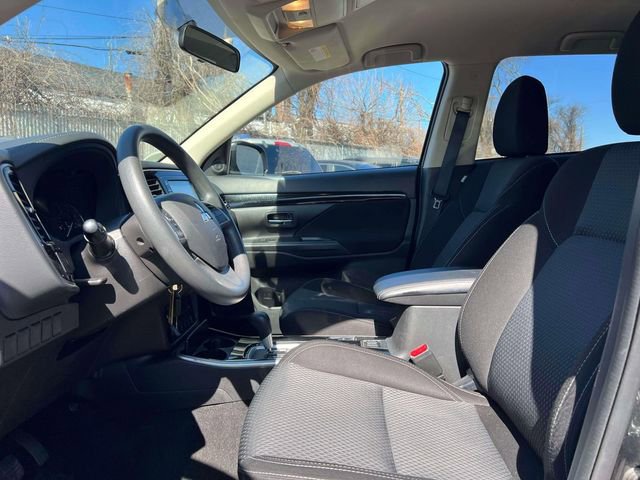 Used 2020 Mitsubishi Outlander AWD image 17
