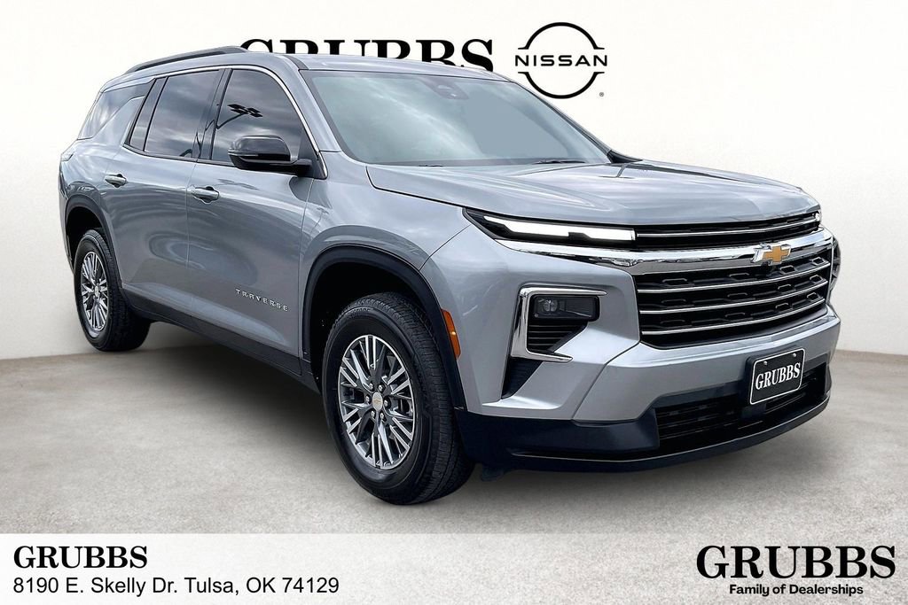 Used 2025 Chevrolet Traverse LT image 1