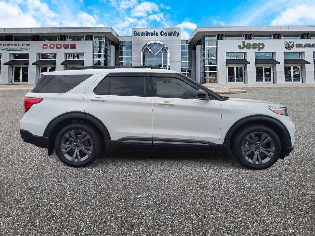 Used 2023 Ford Explorer XLT w/ Equipment Group 202A RWD image 9