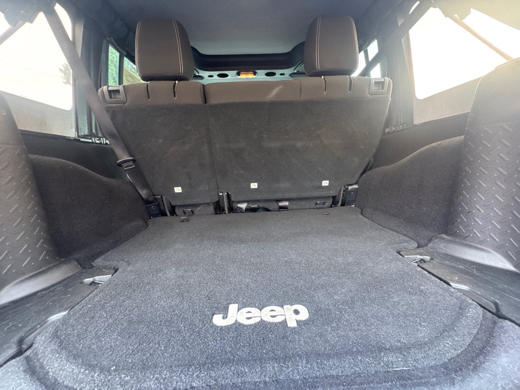Used 2016 Jeep Wrangler Unlimited Sahara w/ Connectivity Group AWD/4WD image 10