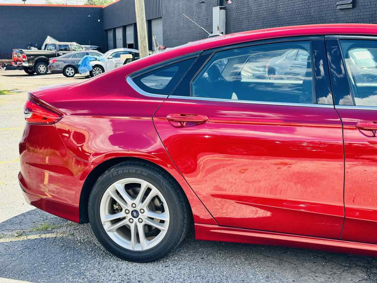 Used 2018 Ford Fusion SE w/ Fusion SE Technology Package FWD image 4