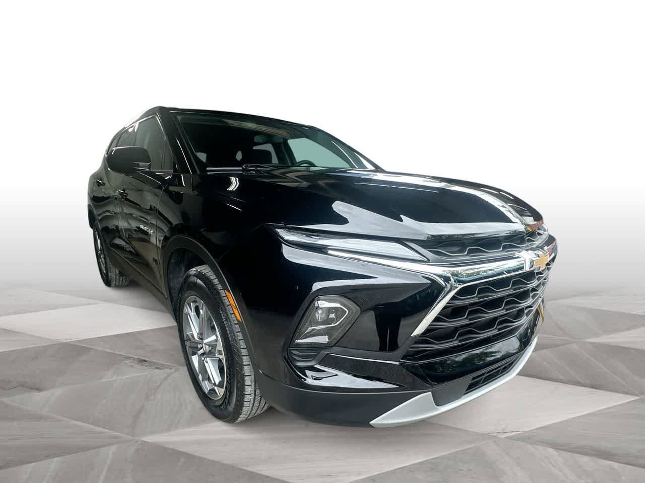 Used 2025 Chevrolet Blazer LT FWD image 2