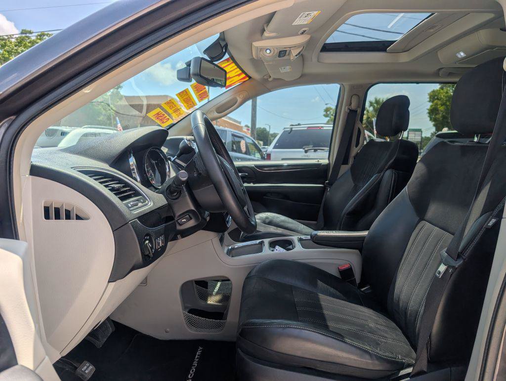 Used 2014 Chrysler Town & Country Touring-L FWD image 9