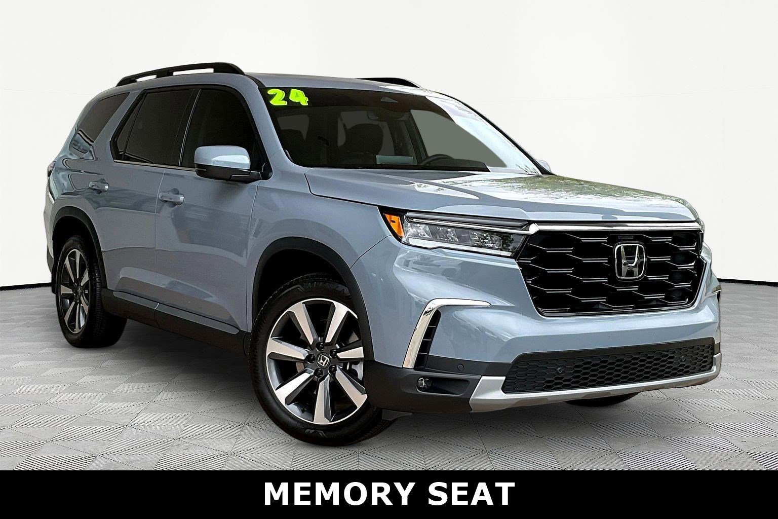 Used 2024 Honda Pilot Touring image 3