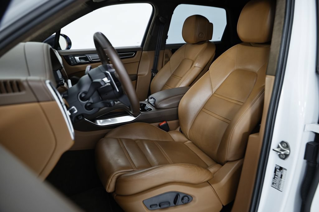 Certified 2023 Porsche Cayenne Turbo S AWD/4WD image 5