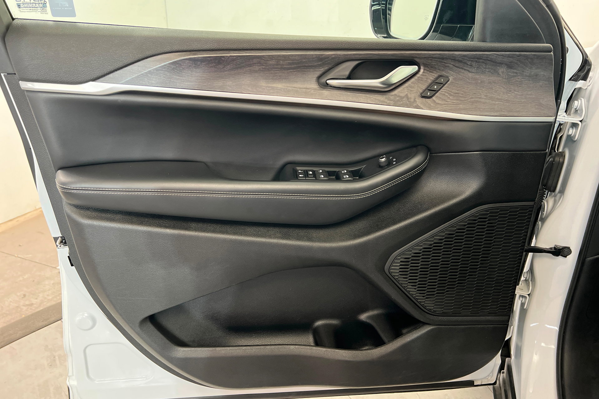 Used 2024 Jeep Grand Cherokee L Limited w/ Luxury Tech Group II image 14