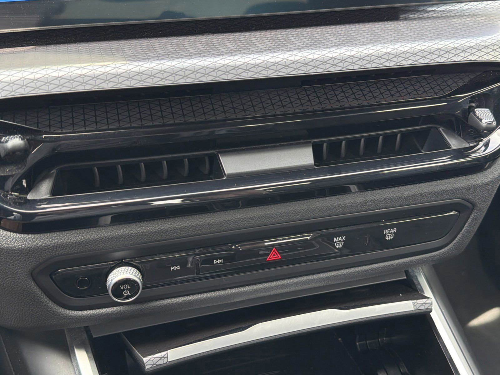 Certified 2025 BMW 330i xDrive Sedan AWD/4WD image 31