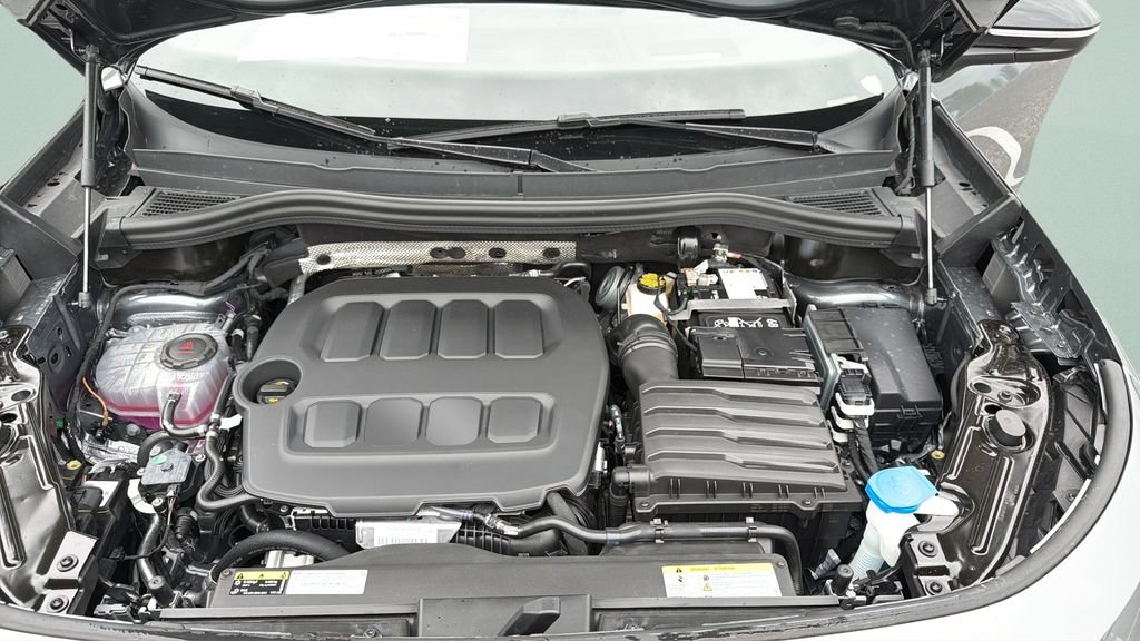 New 2026 Volkswagen Tiguan SE R-Line FWD image 32