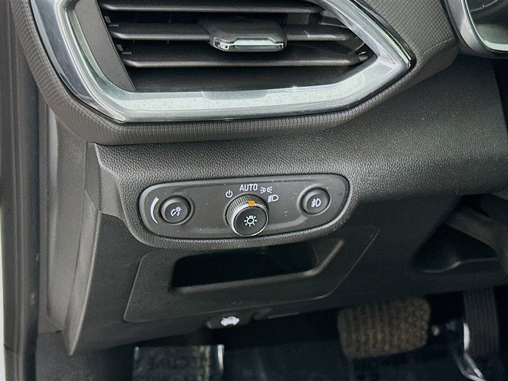 Used 2021 Chevrolet TrailBlazer LT w/ Premium Seating Package FWD image 16