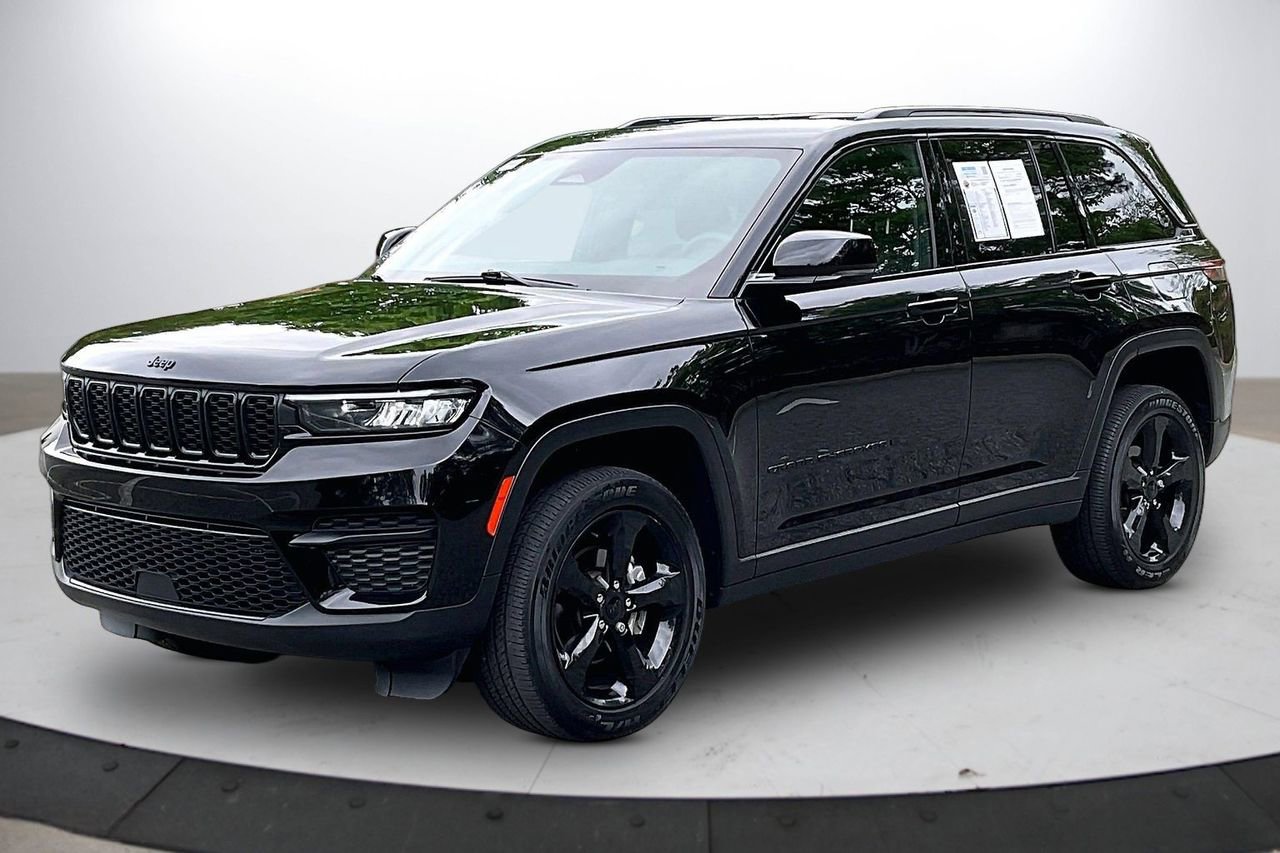 Used 2023 Jeep Grand Cherokee Altitude AWD/4WD image 4