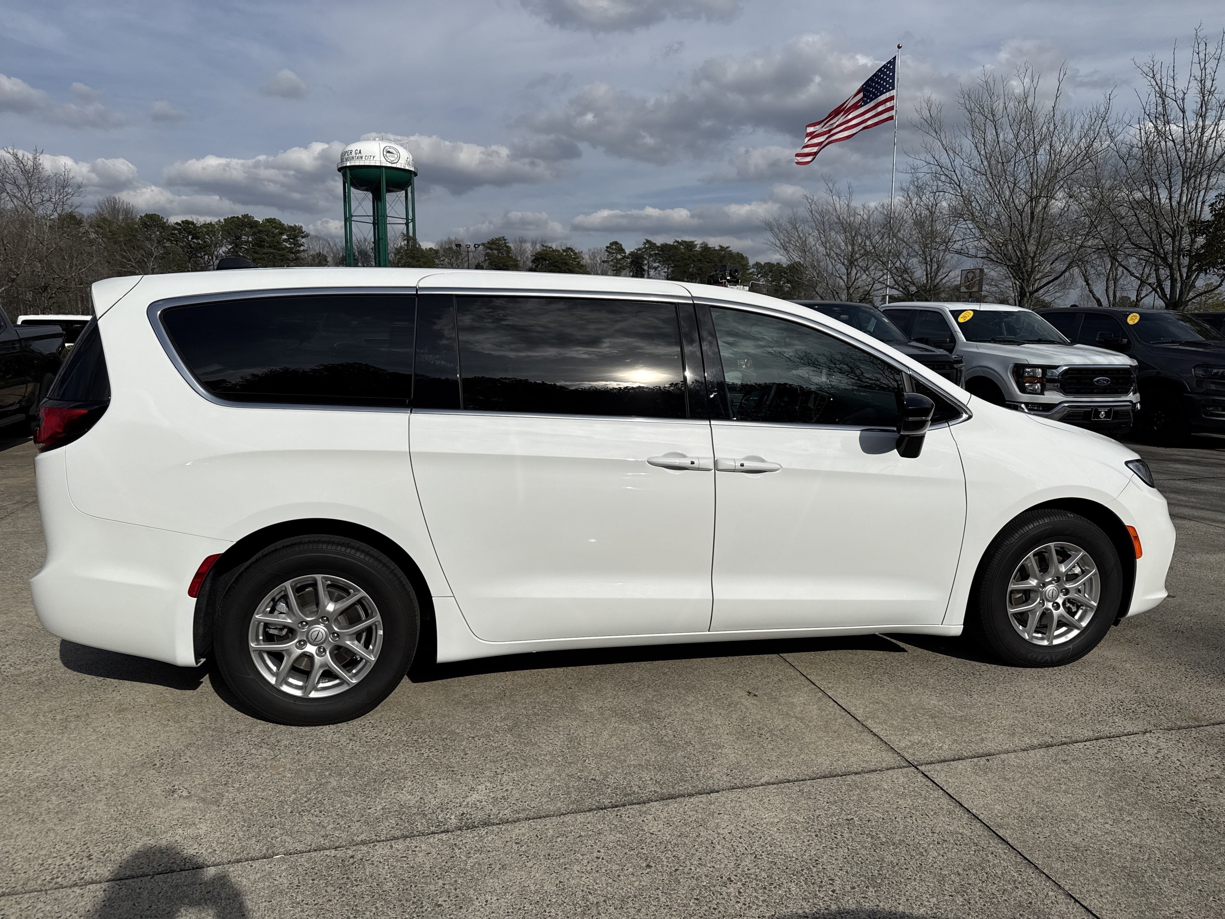 Used 2025 Chrysler Pacifica Select image 8